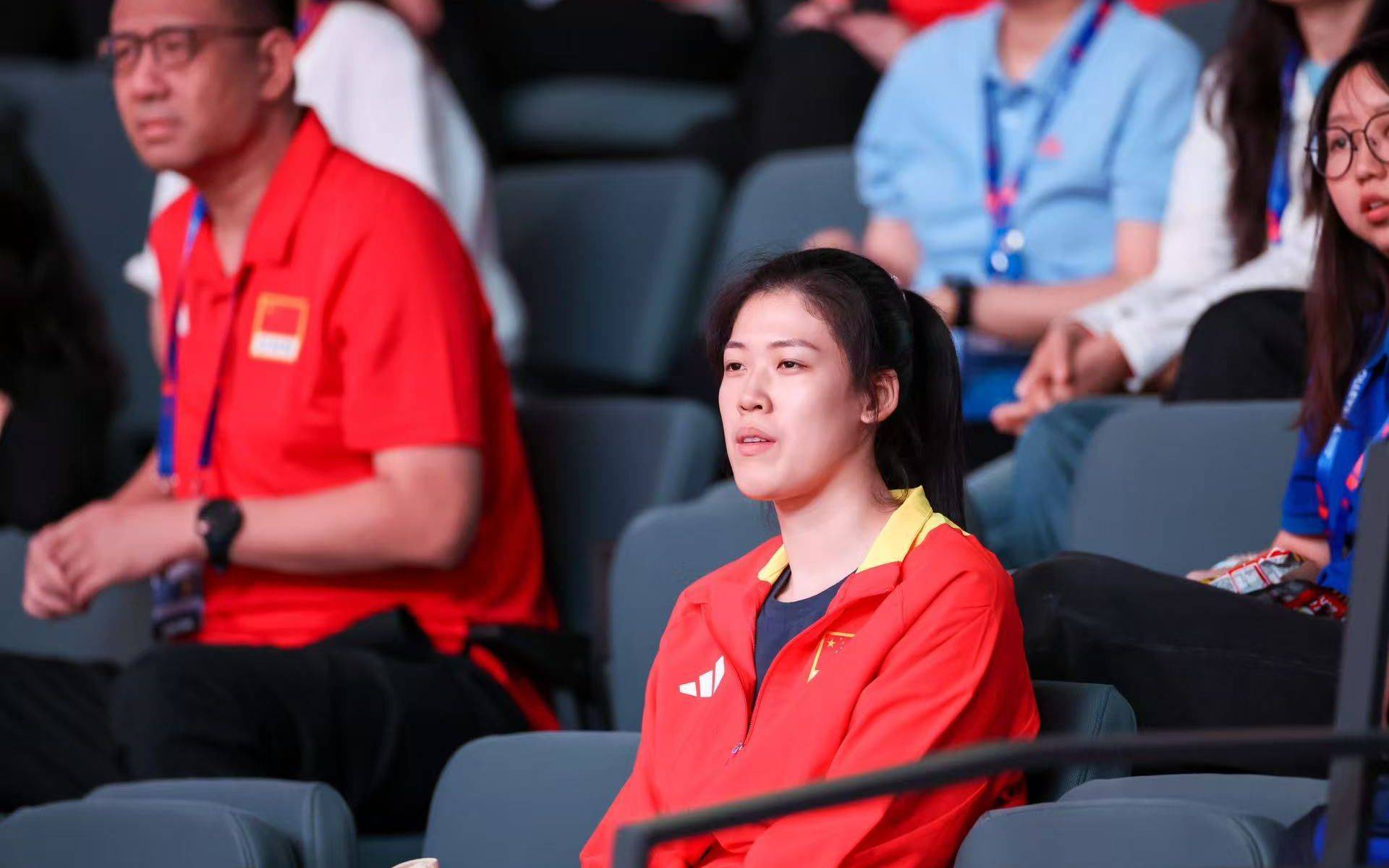aiyouxi李盈莹现场助阵，中国女排轻取法国队