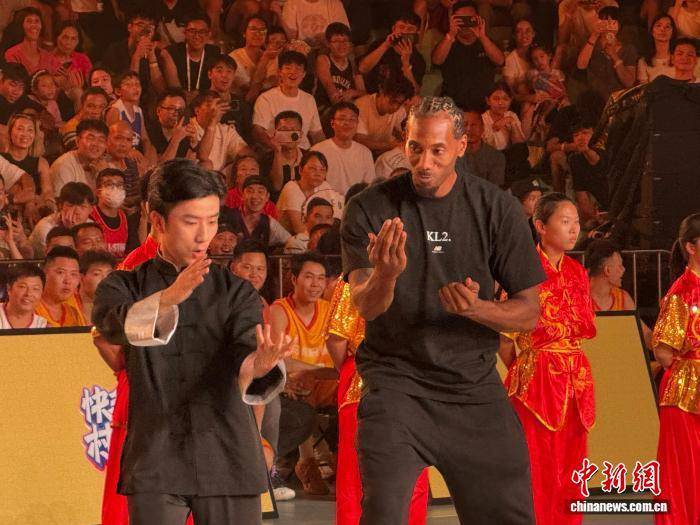 aiyouxiNBA球员科怀·伦纳德现身广州：学咏春、与机器人互动