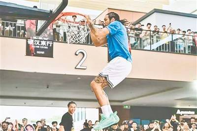 爱游戏体育NBA球星阿隆·戈登 郑州秀球技
